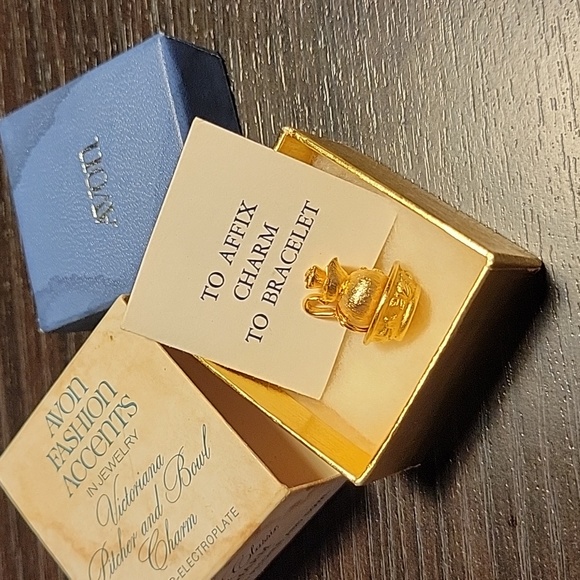 Vintage Avon Charm - Picture 8 of 9